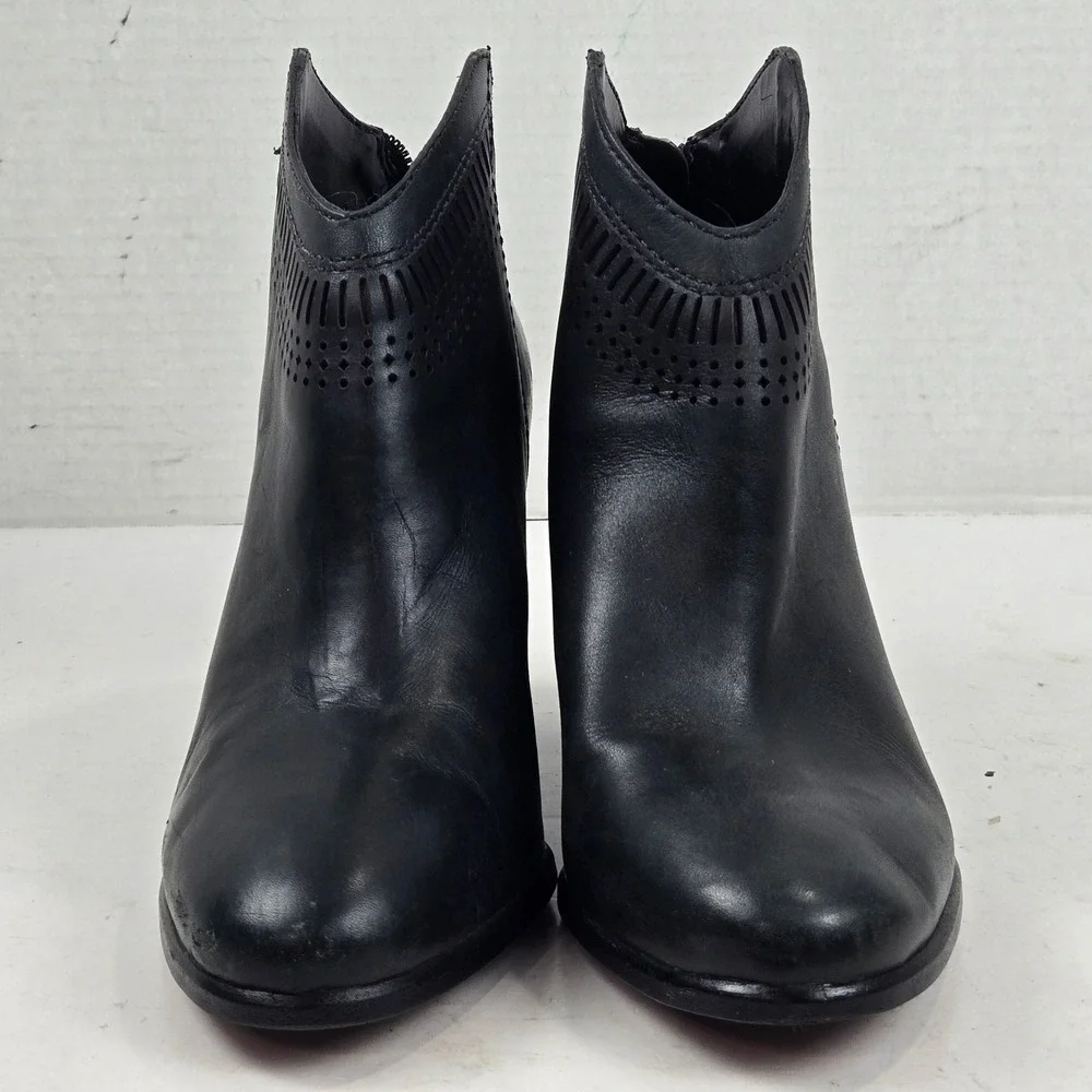 Vince Camuto Fetter Ankle Boot Leather Laser Cut Perforated Black 7M Booties EUC